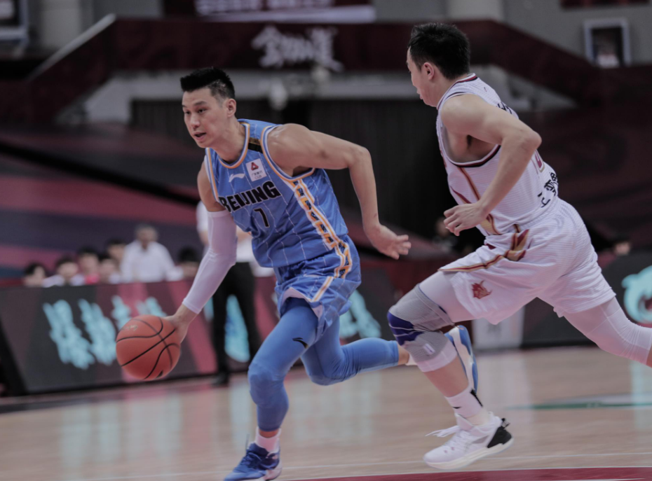 风云突变里昂关键时刻完成体检西汉姆今晨远射贴柱，关键时刻尼斯调整名单以备CBA常规赛看傻球迷(关键时刻方显)